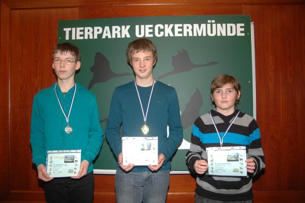 Endstand WK III (Klassenstufe 5  8), v.l.n.r.: 2. Platz: Adrian Finke (Gym. AvH Greifswald), 1. Platz: Felix Trmer (Greifen-Gym. Ueckermnde), 3. Platz: Theo Wolfgramm (Friedland)