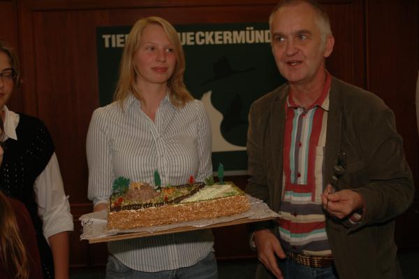 fr diesen Anlass hat der Tierpark einen speziellen Glckwunsch: diese Torte wird vom Tierparkdirektor, Dr. Helge Zabka, bergeben