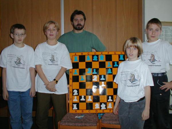 Die u12-Mannschaft bei der Deutschen Vereinsmeisterschaft 1999, v.l.n.r.: Sebastian Sturm, Mirko Bauer, Trainer und Betreuer Norbert Bauer, Georg Jordan, Christian Balz