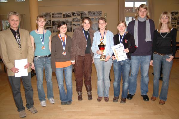 Die u20w-Mannschaft bei der Deutschen Vereinsmeisterschaft 2006, v.l.n.r.: Schiedsrichter Daniel Wanzek, Lisa Behm, Elisa Hartmann, Toni Vlschow, Lysan Stemmler, Steffi Janotta, Betreuer Paul Onasch, Carolin Weigel; Foto: Gerd Zentgraf