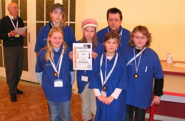 Die u14w-Mannschaft bei der Deutschen Vereinsmeisterschaft 2006, v.l.n.r.: Julia Rusch (hinten), Anne Schnemann, Luisa Schrtter, Steffen Bigalke, Johanna Kaeding, Vanessa Rais; Foto: Robert Zentgraf