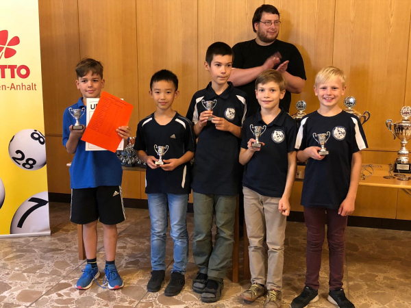 Die u12-Mannschaft bei der Norddeutschen Vereinsmeisterschaft 2019 in Magdeburg, v.l.n.r.: Moritz Wandelt, Tien Dat Nguyen Duc, Paul Briese, Jakob Herrmann, Andor Drechsler; Foto: Nicole Herrmann