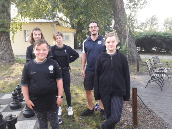 Die u14-Mannschaft bei der Norddeutschen Vereinsmeisterschaft 2020 in Magdeburg, v.l.n.r.: (hintere Reihe) Amy Charlize Bre, Clea-Maylin Drechsler, Paul Schmidt (Betreuer), <br />(vordere Reihe) Ronja und Finja Wilke; Foto: Anja Wilke