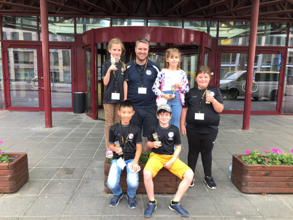 Die u10-Mannschaft bei der Deutschen Vereinsmeisterschaft 2021 in Magdeburg, v.l.n.r.: (stehend): Sophie Briese, Michael Ehlers, Barbara Subocz, Ronja Wilke, (sitzend): Tien Dat Nguyen Duc und Julis Wrage; Foto: Oliver Makowiak