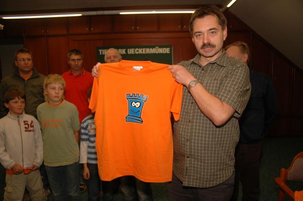Norbert Bauer überreicht die neuen Vereins-T-Shirts; Foto: Gerd Zentgraf