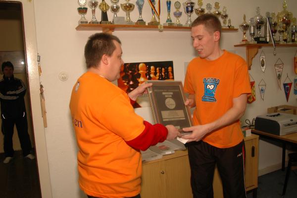 Steffen Bigalke übergibt die Plakette an den Vereinsvorsitzenden des SAV Torgelow, Martin Otto; Fotos: Gerd Zentgraf