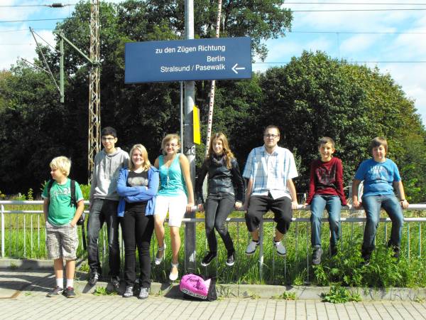 Unsere Teilnehmer auf dem Bahnhof Jatznick; Fotograf: Christine Zentgraf