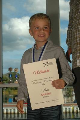 Zur Siegerehrung des Tierpark-Schach-Opens zeigte<br />Aaron stolz seine Medaille und Urkunde<br />Fotograf: Gerd Zentgraf