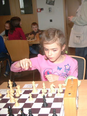 Amy Breß am Schachbrett; Foto: Gerd Zentgraf