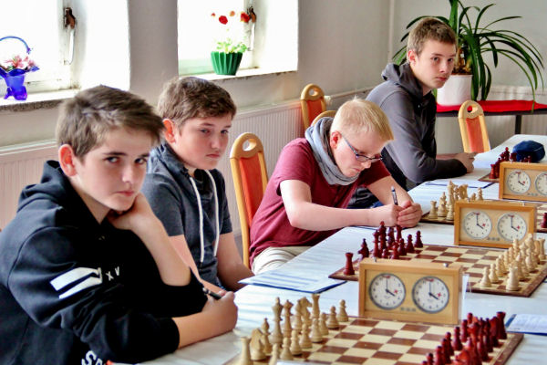 Die 4. Mannschaft am Schachbrett; Foto: Eckhard Wolfgramm