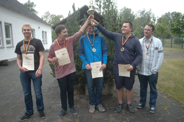 Die Sieger (v.l.): Alex Bollnow, Alexander Kasel, Felix Trömer und Florian Schmekel sowie Betreuer Robert Zentgraf; Foto: Gerd Zentgraf