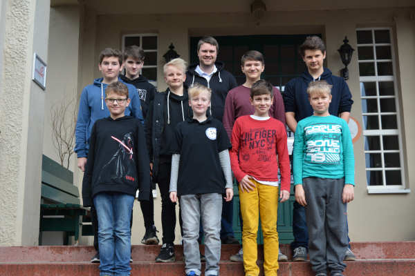 Unsere Teilnehmer in Burg Stargard mit dem Vorsitzenden der Schachjugend M-V Michael Ehlers; Foto: Robert Zentgraf