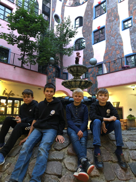 Freizeit beim u12-Team in der Grünen Zitadelle von Magdeburg (Schöpfung von Friedensreich Hundertwasser); Foto: Nicole Herrmann