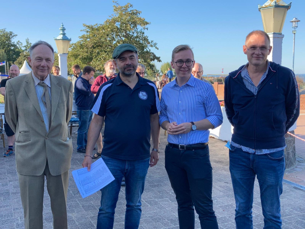 Hans-Joachim Breß (links) und Carsten Breß (rechts, beide von der Strandhalle GbR), Philipp Amthor (Bundestagsabgeordneter der CDU) und Norbert Bauer (Schachtrainer im Trikot); Foto: Nicole Herrmann