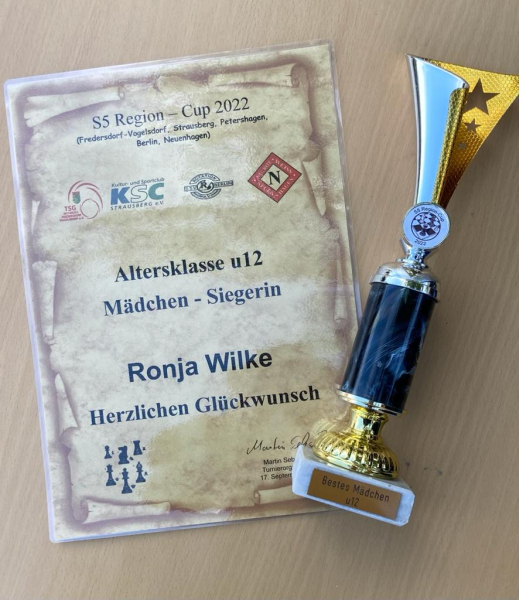 Der Pokal für Ronja »Bestes Mädchen u12«; Foto: Julia Feist