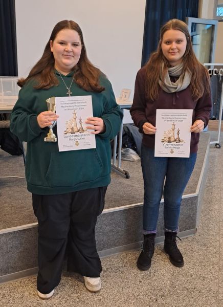 Ronja (l.) bei der Siegerehrung; Foto Anja Wilke