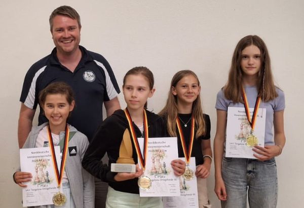 Die u12w-Mannschaft: Emma Subocz, Barbara Subocz, Leni Zietz und Sophie Briese (v.l.n.r.) mit Betreuer Michael Ehlers; Foto: Ronja Wilke