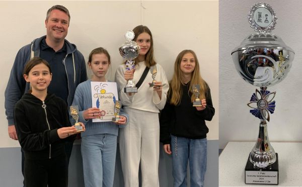 Unsere Siegerinnen (Emma Subocz, Barbara Subocz, Sophie Briese und Leni Zietz (v.l.n.r.)) mit Betreuer Michael Ehlers; Foto André Briese