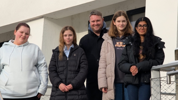 Unsere Teilnehmerinnen (v.l.n.r.: Ronja Wilke, Barbara Subocz, Sophie Briese und Ritu Chandrasekher) mit Betreuer Michael Ehlers; Foto: Sergiusz