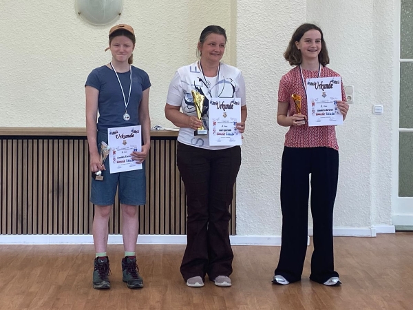 Siegerehrung, v.l.n.r.: 2. Lieselotte Fissler, 1. Anett Ignatiadis, 3. Lieselotte Hornych; Foto: Marlen Haase