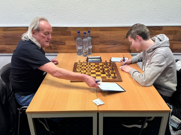 Partie: FM Karsten Schulz  - FM Jakob Herrmann; Foto: Nicole Herrmann