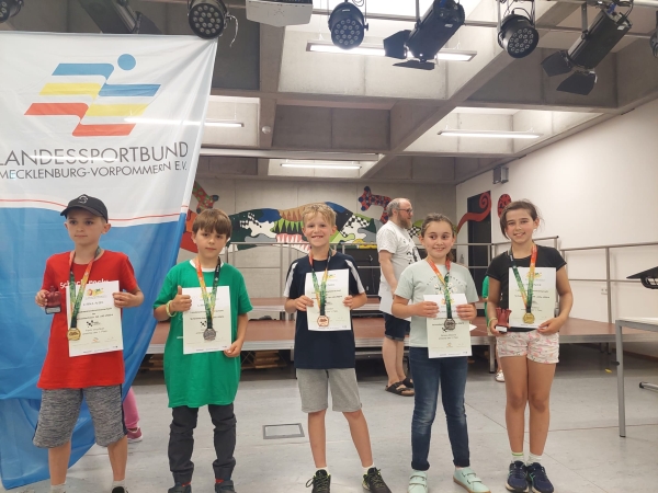 v.l.n.r., u10: 1. Pavlo Chychkan (Think Rochade - SC HRO), 2. Hannes Jung (TuS Makkabi Rostock), 3. Emil Uecker (SAV Torgelow); u10w: 2. Dimana Missova (Think Rochade - SC HRO, 1. Emma Subocz (SAV Torgelow)