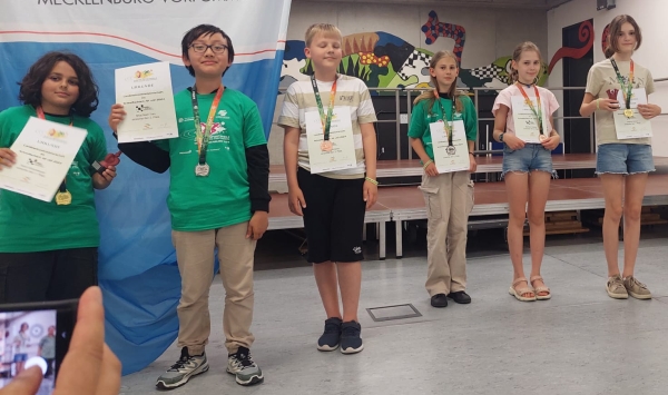 v.l.n.r., u12: 1. Aram Khanbekyan (Greifswalder SV), 2. Nhat Nam Tran (Greifswalder SV), 3. Maxim Semenov (TuS Makkabi Rostock); u12w: 2. Leni Zietz (TuS Makkabi Rostock), 3. Barbara Subocz (SAV Torgelow), 1. Sophie Briese (SAV Torgelow)