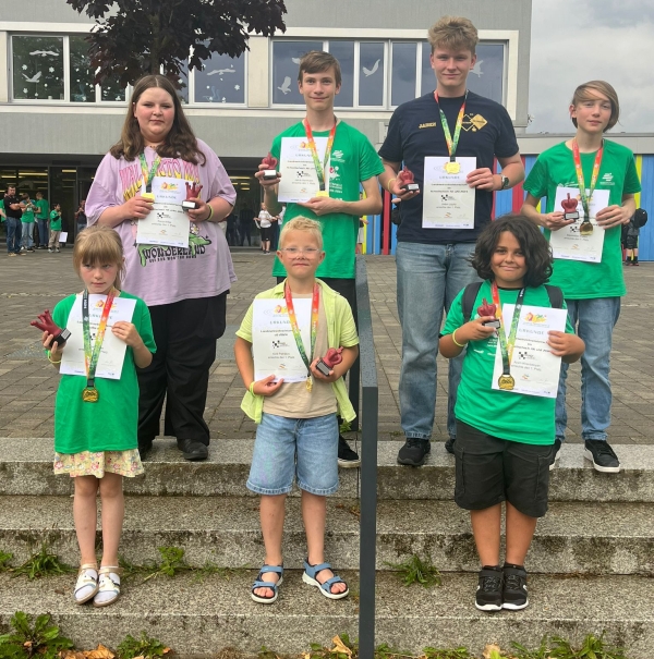 Die Landesmeister, v.l.n.r., hintere Reihe: u14w: Ronja Wilke (SAV Torgelow), u14: Jakob Herrmann (SAV Torgelow), u20: Jaden Lippitz (SG Gstrow/Teterow), u16: Maximilian Peilert (Think Rochade - SC HRO)<br /> vordere Reihe: LJEM u8w: Hanna Haase (SAV Torgelow), LJEM u8: Kirill Patrakov (ASV Grn-Wei Wismar), u12: Aram Khanbekyan (Greifswalder SV)