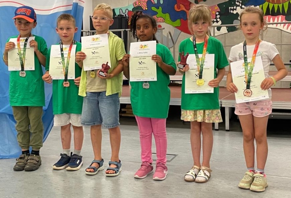 v.l.n.r., u8: 2. Johann Neundorf (Think Rochade -SC HRO), 3. Michel Hildebrand (Think Rochade -SC HRO), 1. Kirill Patrakov (ASV Grn-Wei Wismar); u8w: 2. Yordanos Belete, 1. Hanna Haase, 3. Luna Tadewaldt (alle SAV Torgelow)