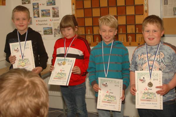 u10, v.l.n.r.: 1. Leon Wolf (SAV Torgelow), 1. Ann-Christin Hoehne (Schulschachgruppe Pasewalk) - u10 Mdchen, 2. Franz Dohnke (Schulschachgruppe Ueckermnde), 3. Nils-Ulrich Barth (Schulschachgruppe Pasewalk)