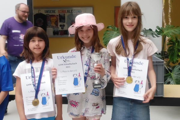 1. Platz u12, v.l.n.r.: Emma und Barbara Subocz, Sophie Briese (alle SAV Torgelow)