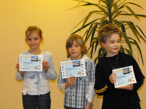 v.l.n.r.: 3. Platz: Kempfert, Luisa (PestalozziGrundschule Torgelow), 4. Platz: Meier, Nico (Grundschule Gebrder Grimm Anklam, 1. Platz: Scheil, Gregor (Grundschule Gebrder Grimm Anklam)