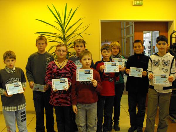 v.l.n.r.: 9. Platz: Prezlich, Andre (Regionalschule Hanno  Gnther Ferdinandshof), 8. Platz: Wsten, Tom (Regionalschule Kthe Kollwitz Anklam), 7. Platz: Rais, Vanessa (Regionalschule Albert-Einstein Torgelow), 6. Platz: Sturm, Florian (Regionalschule Ueckermnde), 4. Platz: Zabka, Christian (Neubrandenburg), 5. Platz: Faltinath, Jonas (Regionalschule Albert-Einstein Torgelow), 3. Platz: Schnemann, Anne (Regionalschule HannoGnther Ferdinandshof), 2. Platz: Schmekel, Felix (Europaschule ArnoldZweig Pasewalk), 1. Platz: Ispirjan, Mikael (GreifenGymnasium Ueckermnde)