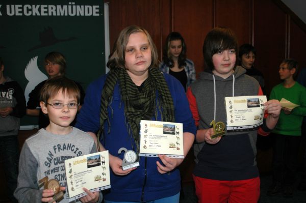 Endstand WK III (Klassenstufe 5  8), v.l.n.r.: 3. Platz: Jannis Lange (Regionale Schule Kosegarten Wolgast), 2. Platz: Danny Gronow (Regionale Schule Kosegarten Wolgast), 1. Platz: Alexander Kasel (Greifen  Gymnasium Ueckermnde)