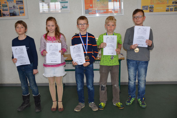 Endstand WK II (Klassenstufe 3  4), v.l.n.r.: 5. Platz: Felix Helber (Kthe-Kollwitz-Schule Greifswald), 4. Platz: Clea-Maylin Drechsler (GS Ueckertal Pasewalk), 3. Platz: Konstantin Motullo (Ostseegymnasium Greifswald), 2. Platz: Crispin Kuni (Montessori-Schule Greifswald), 1. Platz: Kevin Voigt (Haff-GS Ueckermnde)