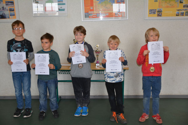 Endstand WK I (Klassenstufe 1  2), v.l.n.r.: 5. Platz: Ansgar Sichau (Haff-GS Ueckermnde), 4. Platz: Arne Mundt (GS Ueckertal Pasewalk), 3. Platz: Tim Israel (Haff-GS Ueckermnde), 2. Platz: Andor Drechsler (GS Ueckertal Pasewalk), 1. Platz: Mattis Brandt (Montessori-Schule Greifswald)