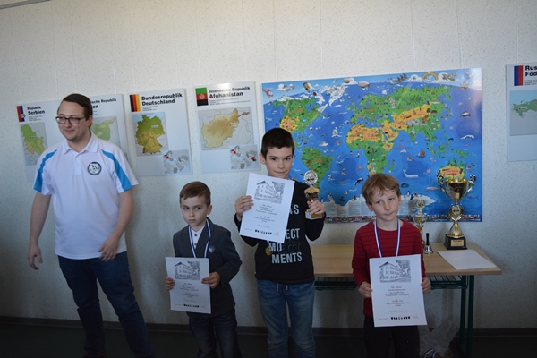 Endstand WK I (Klassenstufe 1  2), v.l.n.r.: 2. Platz: Filip Pawlicz (Szczecin), 1. Platz: Paul Briese (Kleine GS Ahlbeck), 3. Platz: Frieder Kstner (Montessorischule Greifswald)