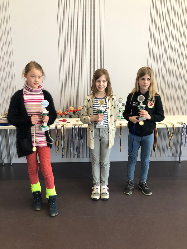 1. Platz u10: Barbara Subocz (Bildmitte)