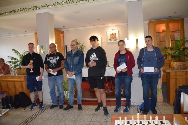 v.l.n.r.: 1. FM Hendrik Reichmann (SF Schwerin), 2. FM Karsten Schulz (SF Schwerin), 3. GM Serg Kalinitschew (Lbecker SV von 1873),<br />
4. Maximilian Paul Mtzkow (ESV Eberswalde), 5. Beate Pfau (SF Schwedt 2000), 6. Aaron Matthes (SC Oranienburg)