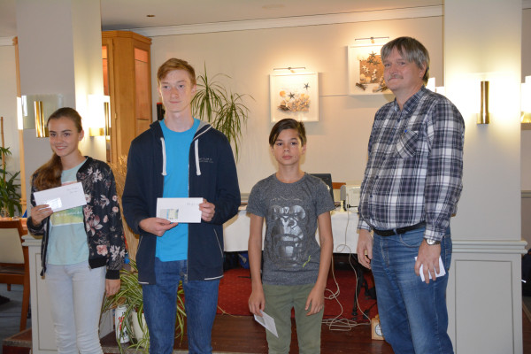 v.l.n.r.: Bestes Mdchen/Beste Frau: Amy Bre (SAV Torgelow), Bester Jugendlicher U18: Daniel (Woithe (SV Briesen),<br />
Bester Jugendlicher U14: Eryk Tomiczek (TSG Angermnde), Bester vereinsloser Teilnehmer: Thomas Kuschel