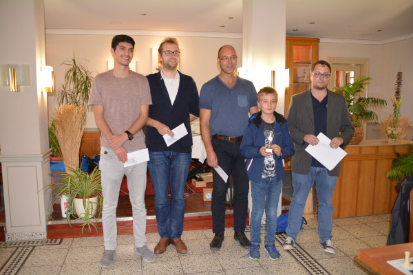 v.l.n.r.: DWZ < 2000: Mikael Ispirjan (SAV Torgelow), DWZ < 1800: Mirko Bauer (1. SK Troisdorf),<br />
DWZ < 1500: Jens Marzisch (SG Eintracht Neubrandenburg), Bester Spieler U12: Felix Reichmann (SF Nordost Berlin), Schiedsrichter Robert Zentgraf