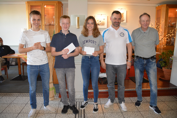 v.l.n.r.: Bester Jugendlicher U18: Aaron Bre, Bester Jugendlicher U14: Piet Gromann,<br />
Bestes Mdchen/Beste Frau: Amy Bre, Bester Senior 55: Norbert Bauer, Bester Senior 70: Hans-Joachim Bre (alle SAV Torgelow)