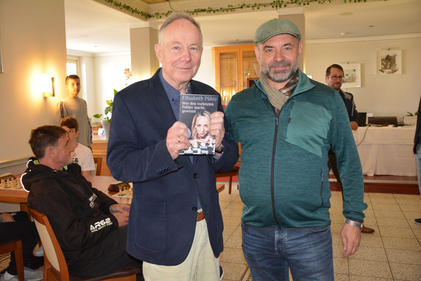 Hans-Joachim Breß (l.) bekam das Buch als Anerkennung zur Ausrichtung des Strandhallen-Cups