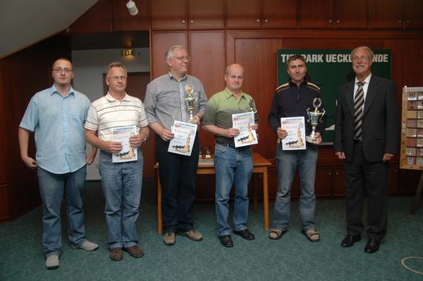 v.l.n.r.: Robert Zentgraf (Turnierleiter), 4. Arno Betke (SG Eintracht Neubrandenburg), 3. Manfred Lenhardt (TG Biberach), 2. Hans-Jrgen Kliewe (ASV Grn-Wei Wismar), 1. Jrg Augstein (SAV Torgelow), Stadtprsident Siegfried Wack (Schirmherr)