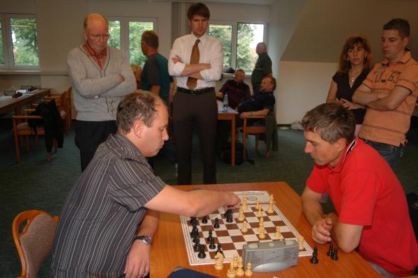 Sfrd. Jan Pohl (Bildmitte) - Stellvertretender Vorsitzender der Deutschen Schachjugend - beobachtet eine Partieauswertung