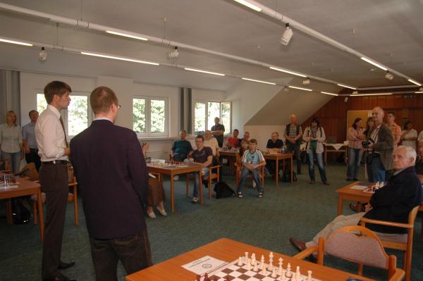 neben den geladenen Gästen und Sponsoren sind Spieler und Eltern vom SAV Torgelow sowie Teilnehmer des 8. Tierpark-Schach-Open anwesend