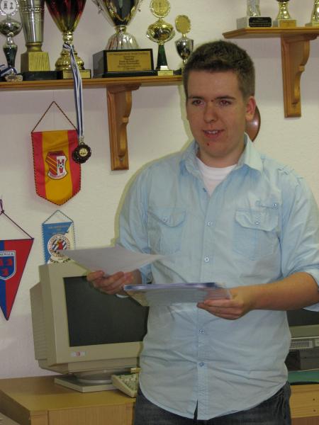 Turnierleiter Stefan Laqua nimmt die Siegerehrung vor ...