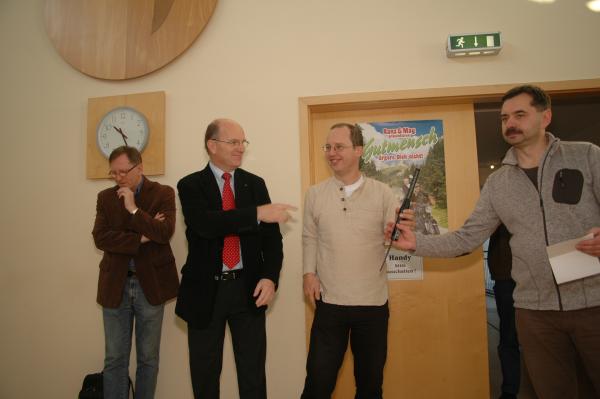 in altbewerter Tradition durch den Brgermeister der Stadt Torgelow Ralf Gottschalk (2.v.l.), Delegationsleiter Bydgoszcz Piotr Skowroski (links), Dolmetscher Krzysztof Szortyka (2.v.r.), Trainer Norbert Bauer (rechts)