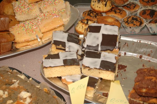 Schachkuchen von Anke Trmer, ergnzt durch diverse Eigenkreationen der Eltern in Form von Salaten und Kuchen