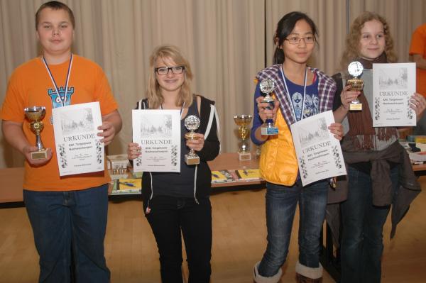 Wettkampfgruppe II - Pltze 1-4, v.l.n.r.: 1. Florian Schmekel (SAV Torgelow), 2. / <strong>Bestes Mdchen U14</strong> Lucie Sadewasser (SV Gryps), 3. / <strong>Bester Junge U12</strong> Katharina Du (BSC Rehberge 1945 e.V.), 4. / <strong>Bestes Mdchen U14</strong> Anna Denkert (SV Empor Berlin)